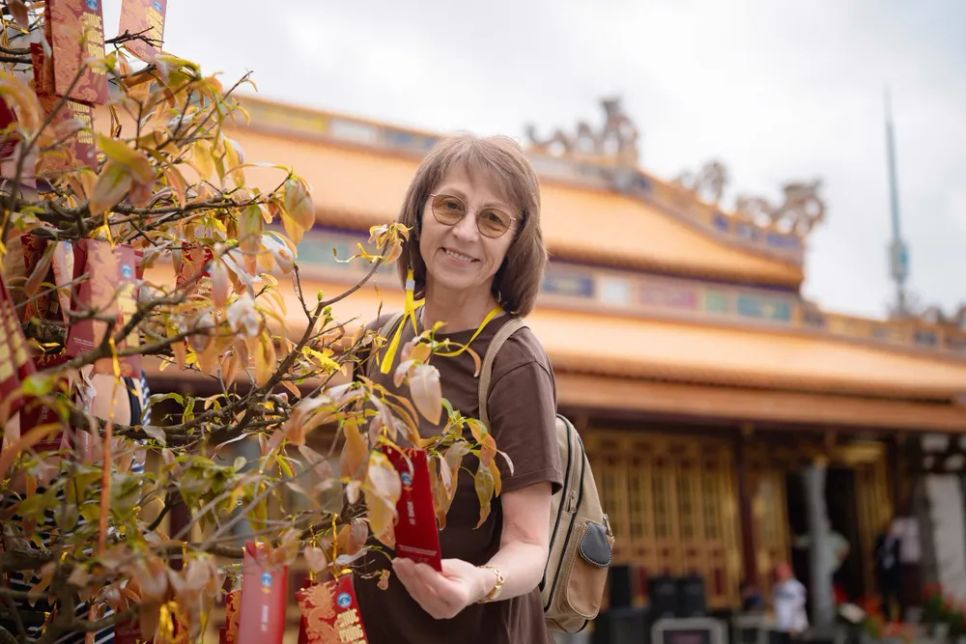 Du khách quốc tế hái lộc đầu xuân ở Đại nội Huế