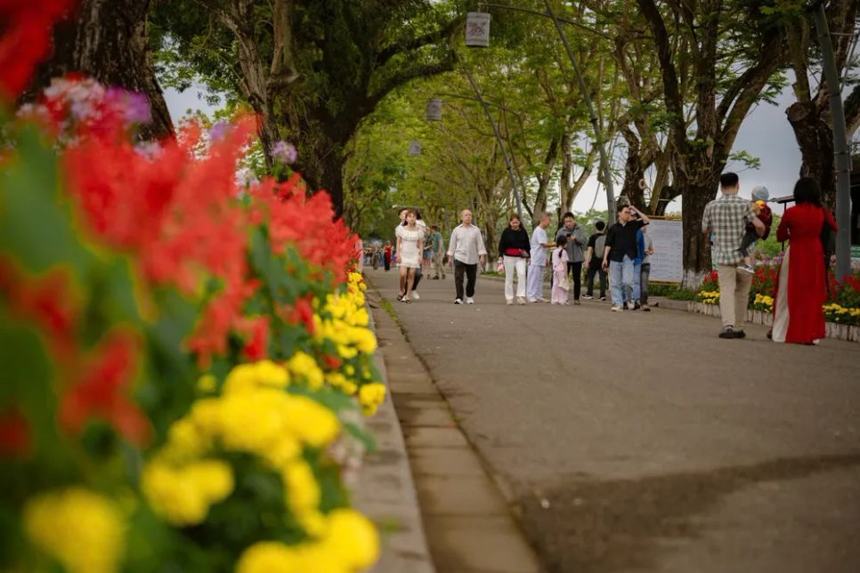 Du khách quốc tế hái lộc đầu xuân ở Đại nội Huế