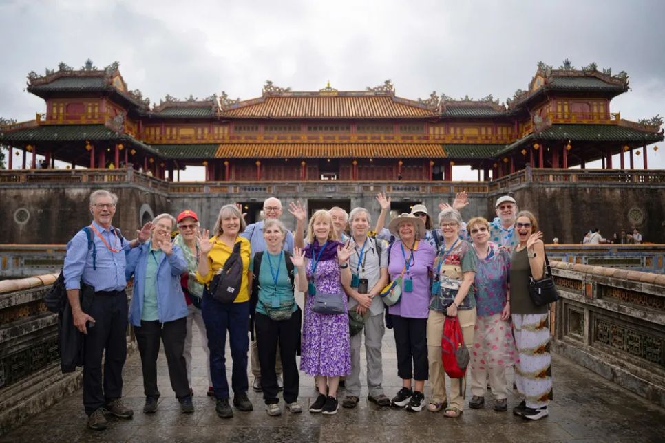 Du khách quốc tế hái lộc đầu xuân ở Đại nội Huế