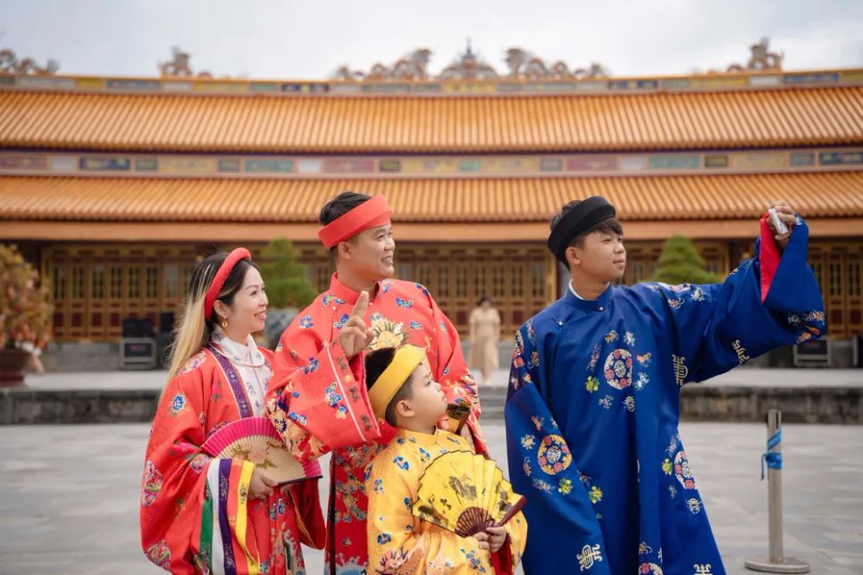 Du khách quốc tế hái lộc đầu xuân ở Đại nội Huế