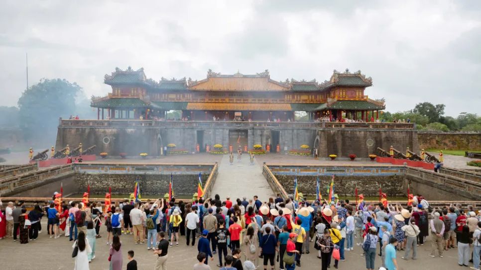 Du khách quốc tế hái lộc đầu xuân ở Đại nội Huế