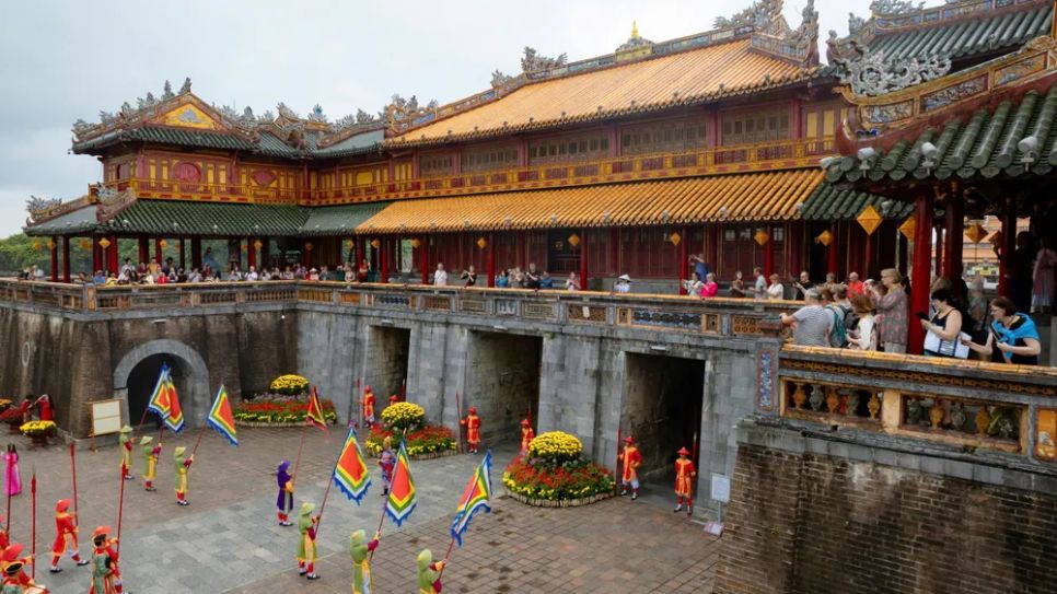 Du khách quốc tế hái lộc đầu xuân ở Đại nội Huế