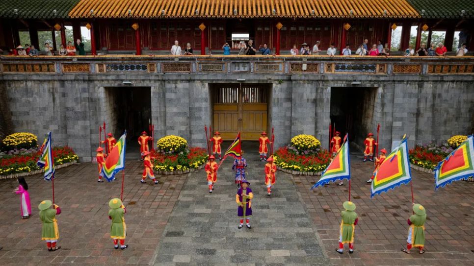 Du khách quốc tế hái lộc đầu xuân ở Đại nội Huế