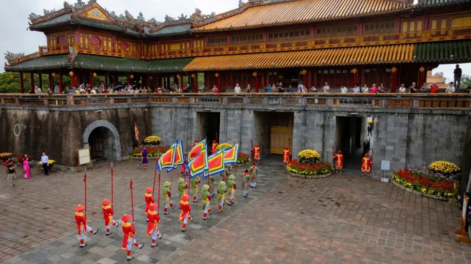 Du khách quốc tế hái lộc đầu xuân ở Đại nội Huế