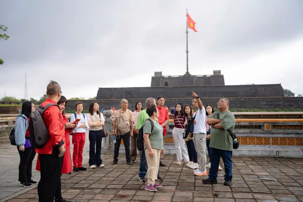 Du khách quốc tế hái lộc đầu xuân ở Đại nội Huế