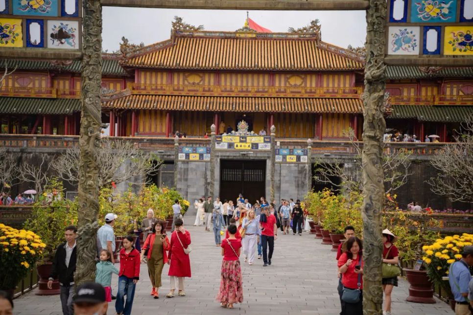 Du khách quốc tế hái lộc đầu xuân ở Đại nội Huế