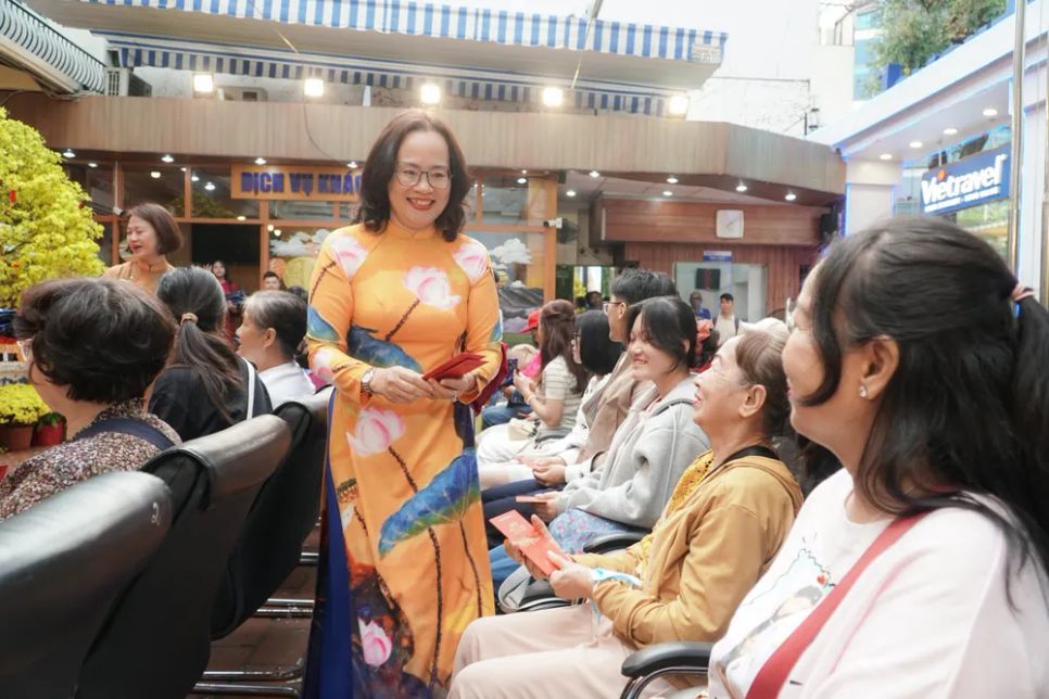 Du khách khởi hành đầu xuân được nhận lì xì từ bà Huỳnh Phan Phương Hoàng, Phó Tổng Giám đốc Vietravel Du khách khởi hành đầu xuân được nhận lì xì từ bà Huỳnh Phan Phương Hoàng, Phó Tổng Giám đốc Vietravel