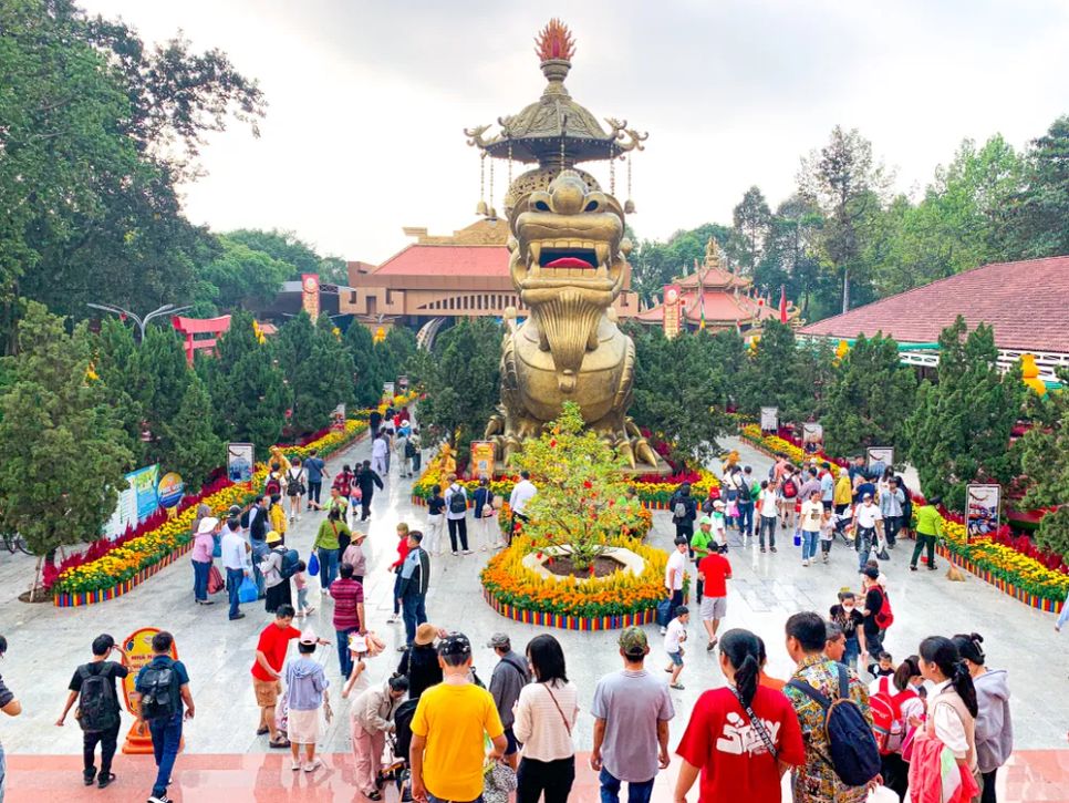 Khách tấp nập vui xuân tại Khu du lịch văn hóa Suối Tiên Khách tấp nập vui xuân tại Khu du lịch văn hóa Suối Tiên