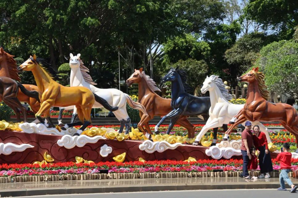 Khu vực Quảng trường Pleiku cũng thu hút khách đến tham quan, chụp ảnh lưu niệm Khu vực Quảng trường Pleiku cũng thu hút khách đến tham quan, chụp ảnh lưu niệm