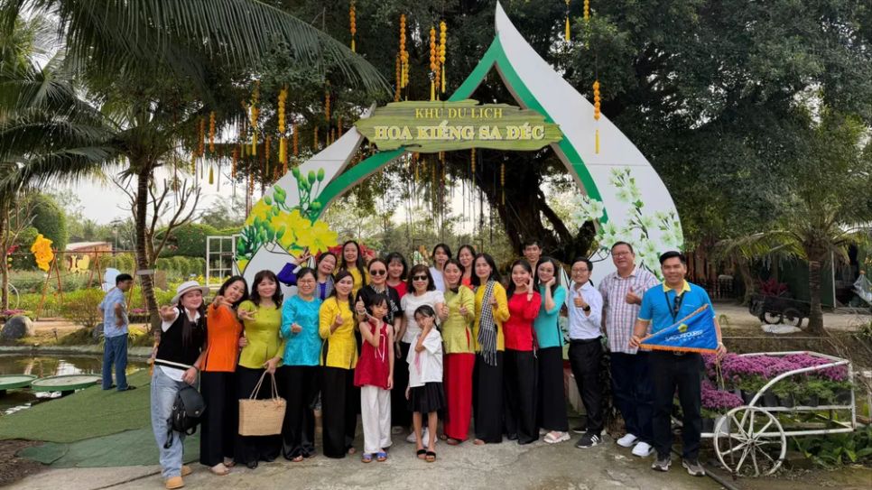 Mùng 1 tết, khách rộn ràng du xuân Bính Ngọ Mùng 1 tết, khách rộn ràng du xuân Bính Ngọ