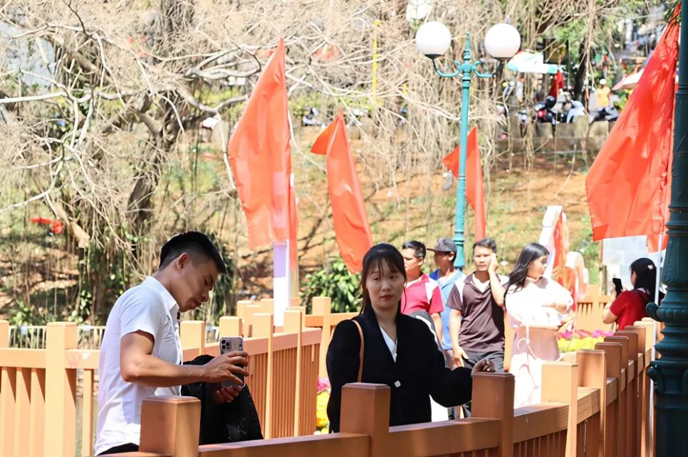 Người dân đến Công viên Diên Hồng du xuân Người dân đến Công viên Diên Hồng du xuân