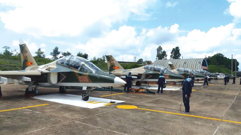 Các kỹ thuật viên kiểm tra các thông số của máy bay Yak-130 sau khi hạ cánh. Các kỹ thuật viên kiểm tra các thông số của máy bay Yak-130 sau khi hạ cánh.