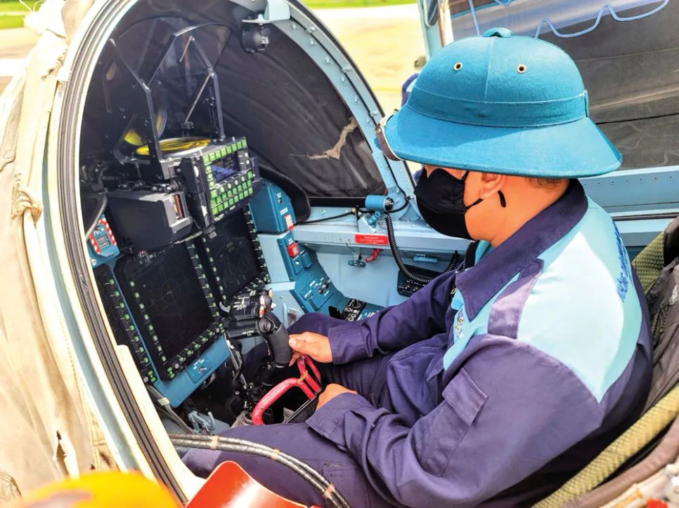 Kỹ thuật viên kiểm tra các thông số trong buồng lái máy bay Yak-130 trước khi cất cánh. Kỹ thuật viên kiểm tra các thông số trong buồng lái máy bay Yak-130 trước khi cất cánh.