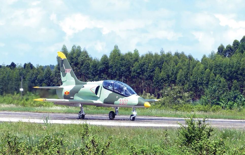 Máy bay L-39NG chuẩn bị cất cánh làm nhiệm vụ tại sân bay Kép (Bắc Ninh). Máy bay L-39NG chuẩn bị cất cánh làm nhiệm vụ tại sân bay Kép (Bắc Ninh).