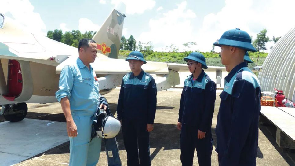 Thượng tá Hoàng Hải, Chủ nhiệm Chính trị Trung đoàn 940 trao đổi với các kỹ thuật viên trước giờ cất cánh. Thượng tá Hoàng Hải, Chủ nhiệm Chính trị Trung đoàn 940 trao đổi với các kỹ thuật viên trước giờ cất cánh.