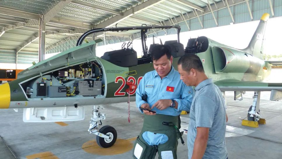 Thượng tá Tô Anh Tuấn, Tham mưu trưởng Trung đoàn 910 trao đổi với phóng viên về chặng bay huấn luyện dịp A80. Thượng tá Tô Anh Tuấn, Tham mưu trưởng Trung đoàn 910 trao đổi với phóng viên về chặng bay huấn luyện dịp A80.