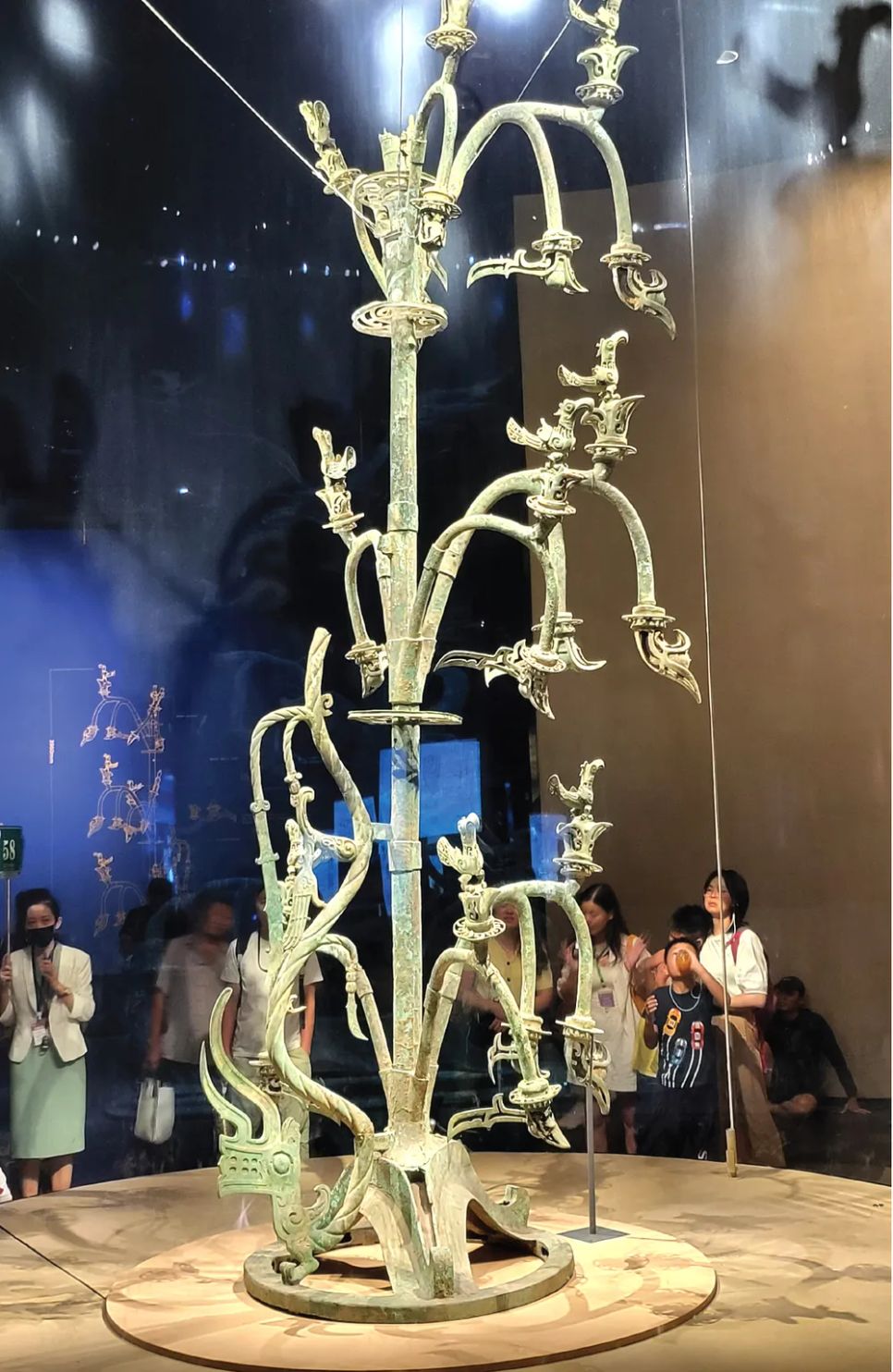 Cây đồng được trang trí tinh xảo, đến nay công dụng của nó cũng đang là điều bí ẩn.