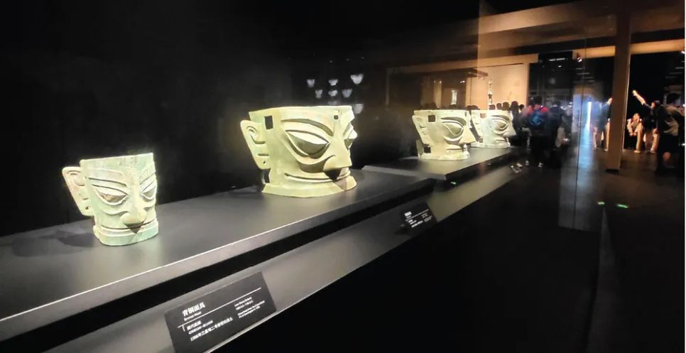 Mặt nạ miêu tả một khuôn mặt khác hoàn toàn với người đương đại, mắt to, miệng bẹp và rộng, lông mày rậm, không có cằm, khuôn mặt nửa cười, nửa giận.