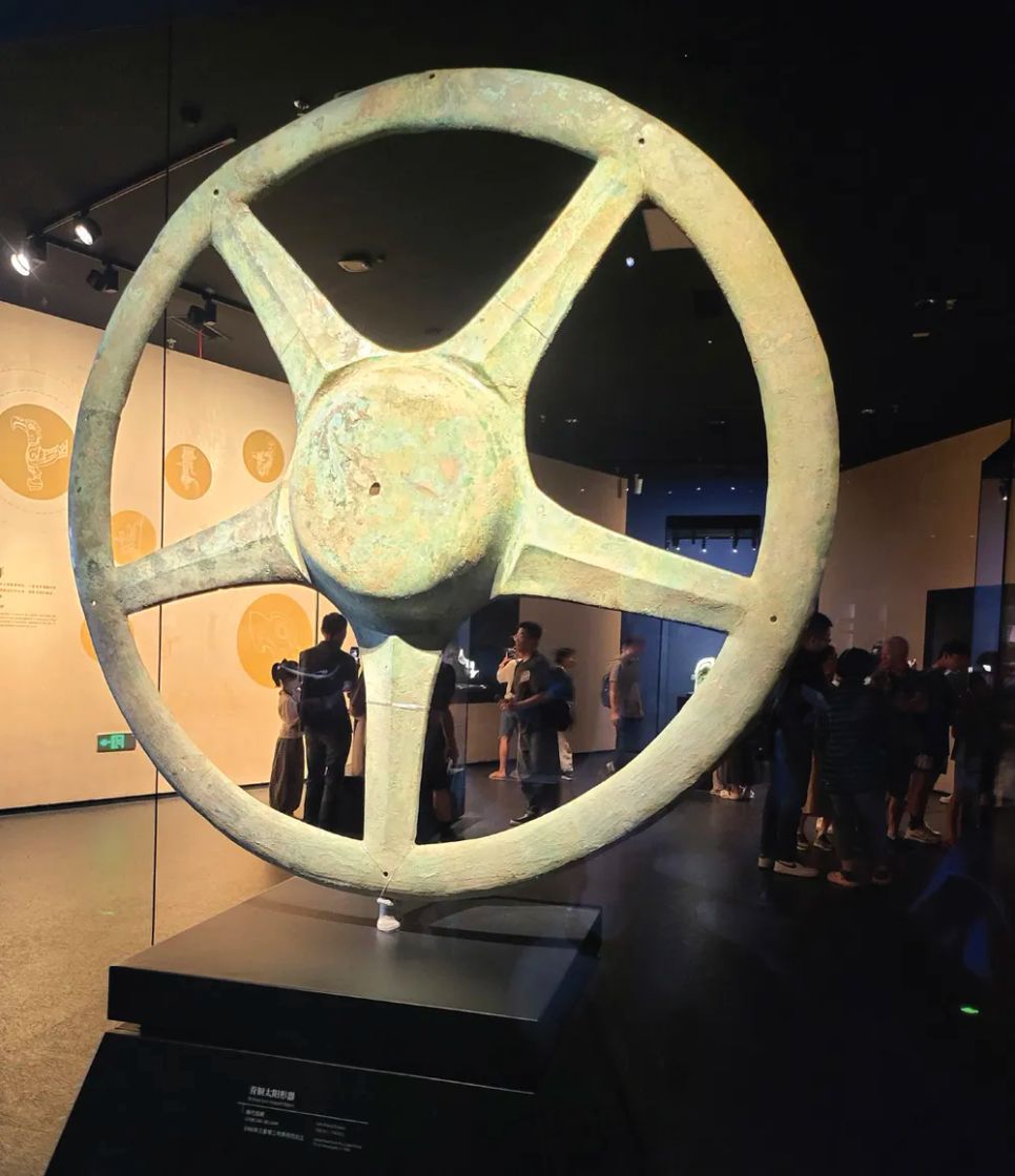 Ngoài những điều trên, một khám phá đáng kinh ngạc khác là bánh xe Mặt Trời bằng đồng. Nó có lịch sử hơn 3.000 năm, hình dáng tròn trịa, ở giữa có một vòng nhô lên.