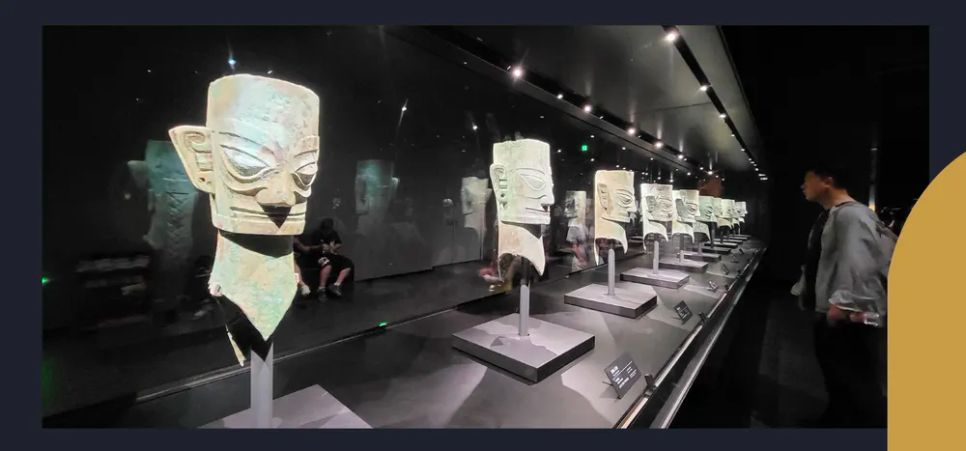 Tam Tinh Đôi còn tiết lộ một di tích văn hóa bí ẩn nổi bật đó là những chiếc mặt nạ dọc bằng đồng. Điều này khiến các chuyên gia bối rối, họ đã suy đoán tại sao người Tam Tinh Đôi lại tạo ra một chiếc mặt nạ như vậy.