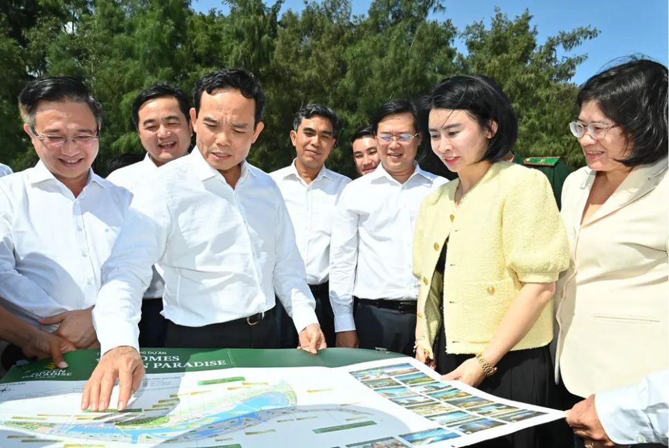 Bí thư Thành ủy TPHCM Trần Lưu Quang cùng đoàn công tác khảo sát tiến độ thực hiện dự án Khu đô thị du lịch lấn biển Cần Giờ, chiều 8-11-2025 Ảnh: VIỆT DŨNG