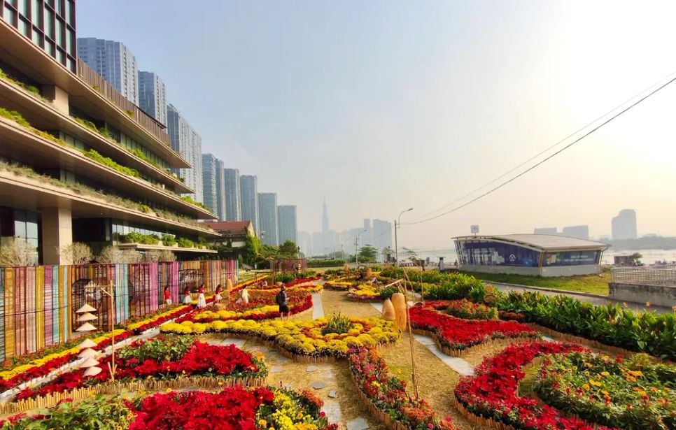Vườn hoa tại ga Ba Son hướng ra sông Sài Gòn với các kiến trúc trang trí đặc trưng TPHCM. ẢNH: HOÀNG HÙNG