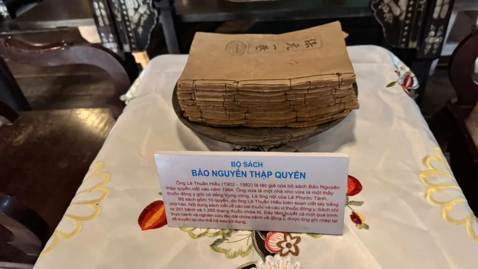 Nhà cổ trăm năm ven sông Tiền thu hút khách tham quan dịp tết