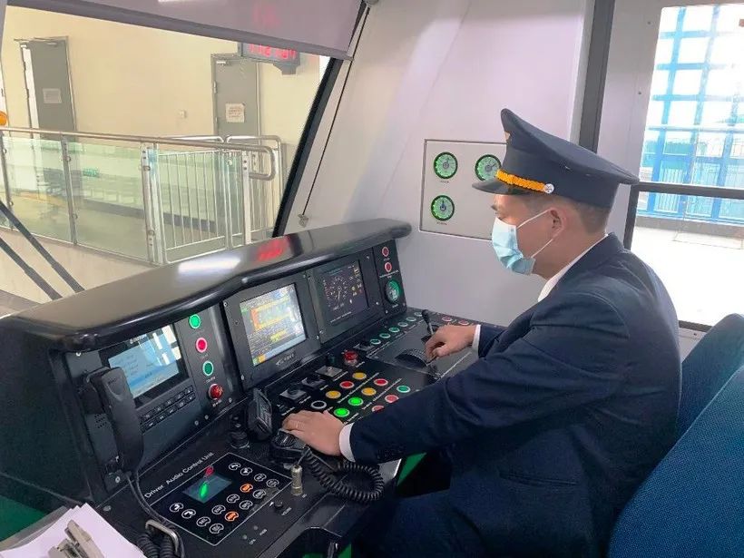 Xuyên đêm trên những chuyến tàu metro