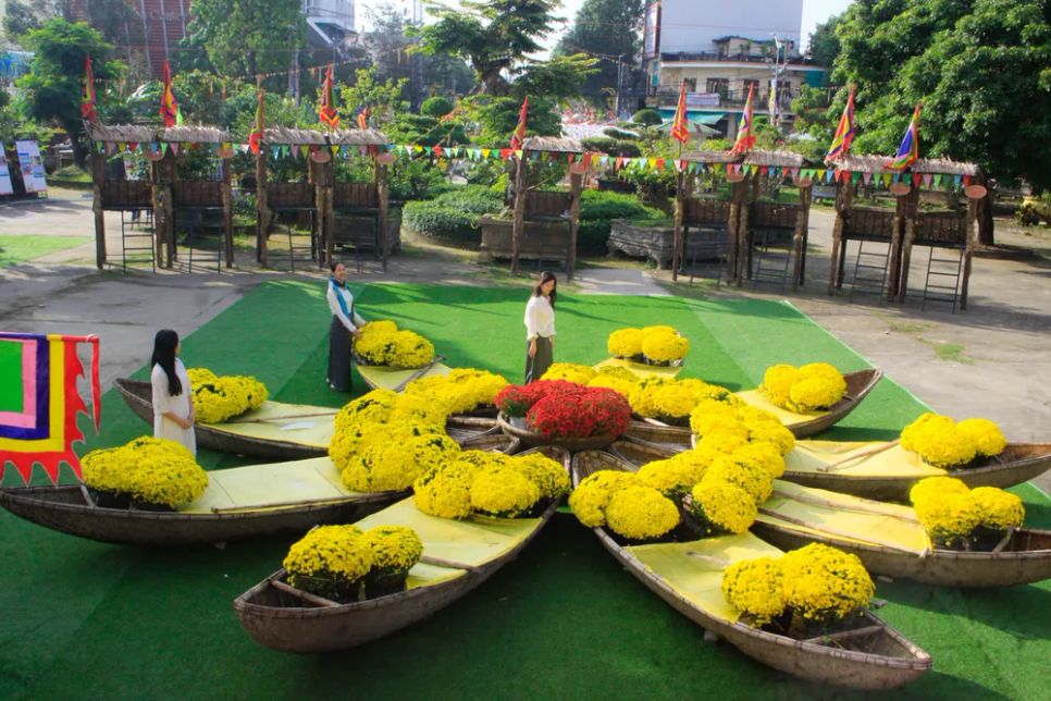 Giới trẻ đến tham quan, chụp ảnh. Ảnh: NGUYỄN TRANG Giới trẻ đến tham quan, chụp ảnh. Ảnh: NGUYỄN TRANG