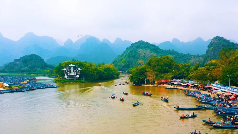 Chùa Hương đón 25.000 khách đầu năm