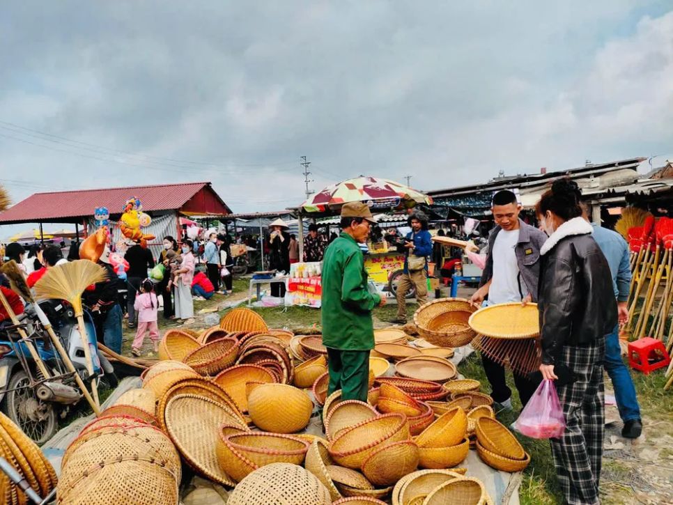 Du xuân khám phá chợ phiên trăm năm tuổi