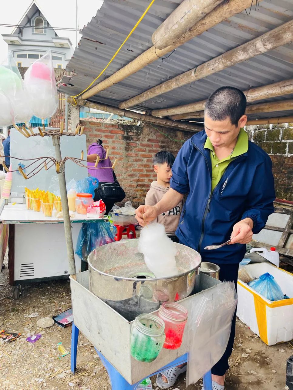 Du xuân khám phá chợ phiên trăm năm tuổi