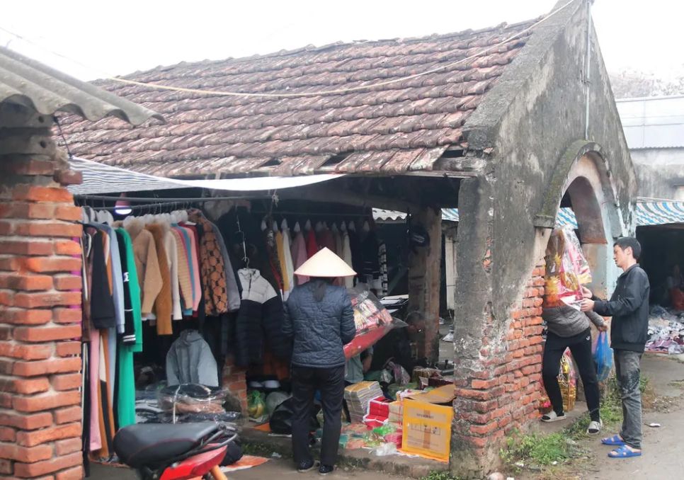 Những gian hàng lợp mái ngói, cửa vòm cổ kính