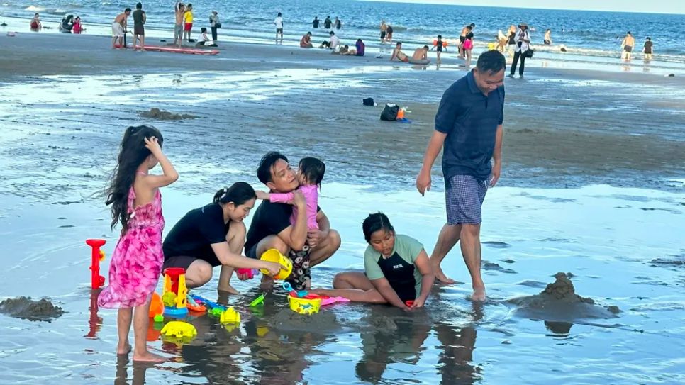 Du khách vui chơi, tắm biển tại Bãi Sau, phường Vũng Tàu. Ảnh: QUANG VŨ Du khách vui chơi, tắm biển tại Bãi Sau, phường Vũng Tàu. Ảnh: QUANG VŨ