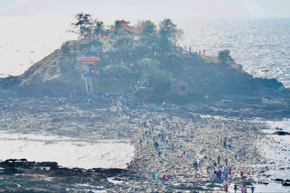 Hàng ngàn du khách vượt biển ra miếu Hòn Bà cầu an, cầu may trong ngày mùng 1 và mùng 2 Tết. Ảnh: QUANG VŨ Hàng ngàn du khách vượt biển ra miếu Hòn Bà cầu an, cầu may trong ngày mùng 1 và mùng 2 Tết. Ảnh: QUANG VŨ