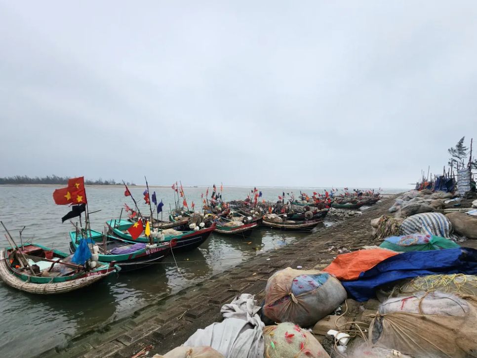 Các tàu của ngư dân vào cập bờ trong chuyến biển đầu xuân