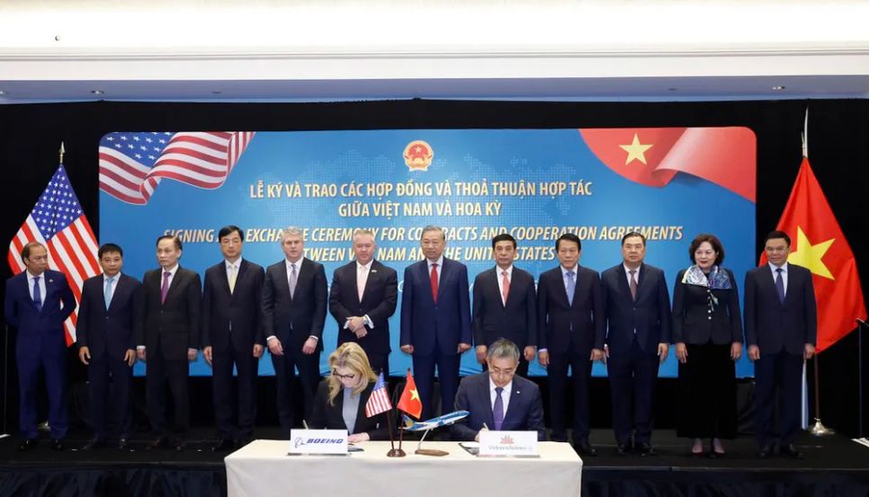 Hãng Hàng không Quốc gia Việt Nam ký kết mua 50 máy bay thân hẹp Boeing 737-8 tại Washington, D.C. (Hoa Kỳ), dưới sự chứng kiến của Tổng Bí thư Tô Lâm và đoàn đại biểu cấp cao Hãng Hàng không Quốc gia Việt Nam ký kết mua 50 máy bay thân hẹp Boeing 737-8 tại Washington, D.C. (Hoa Kỳ), dưới sự chứng kiến của Tổng Bí thư Tô Lâm và đoàn đại biểu cấp cao