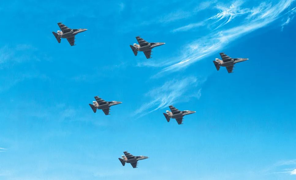 Biên đội 6 máy Yak-130 bay bầu trời Hà Nội dịp đại lễ A80