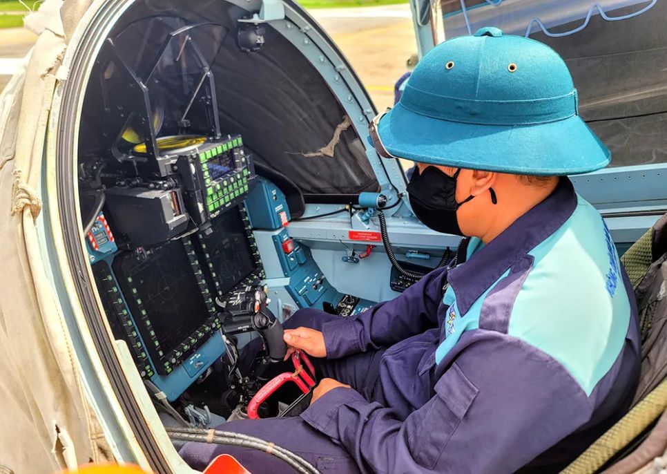 Kỹ thuật viên kiểm tra các thông số trong buồng lái máy máy Yak-130 trước khi cất cánh