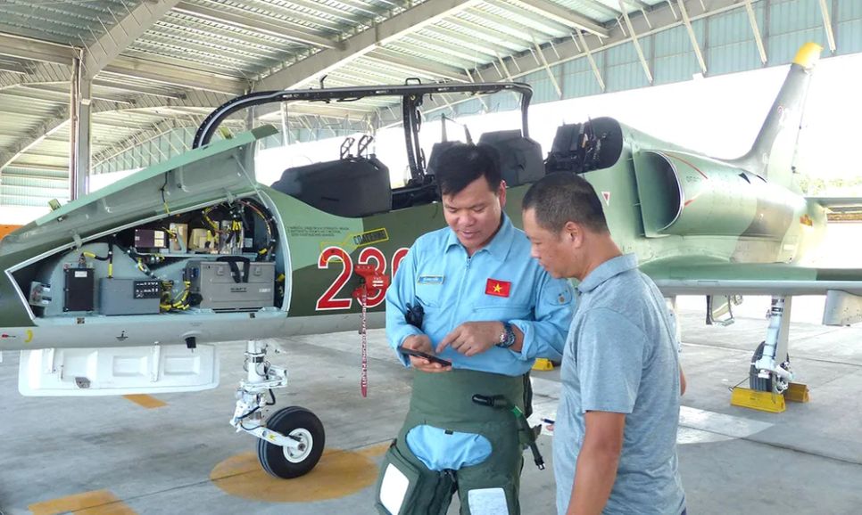 Thượng tá Tô Anh Tuấn, Tham mưu trưởng Trung đoàn 910 trao đổi với phóng viên về chặng đường bay huấn luyện dịp A80