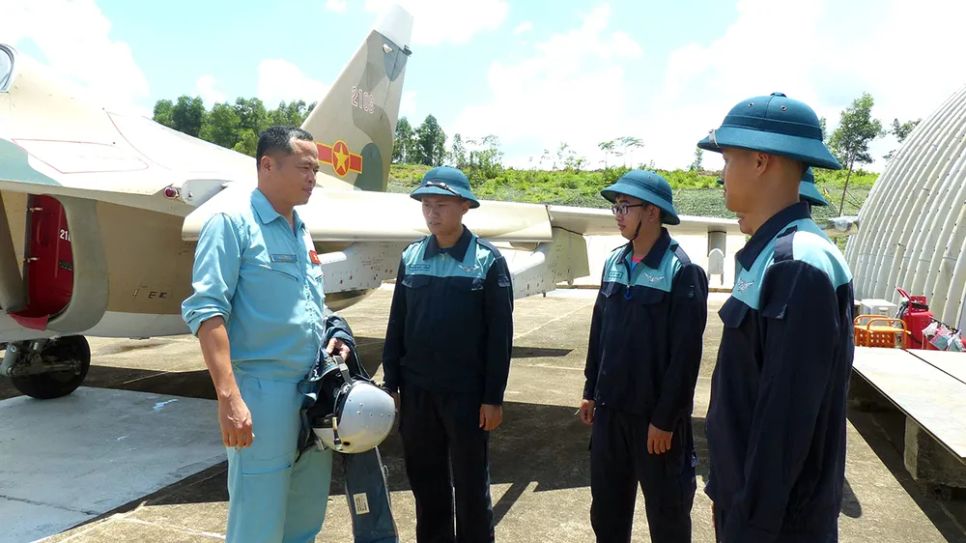 Trung tá Hoàng Hải, Chủ nhiệm Chính trị Trung đoàn 940 trao đổi với các kỹ thuật viên trước giờ cất cánh