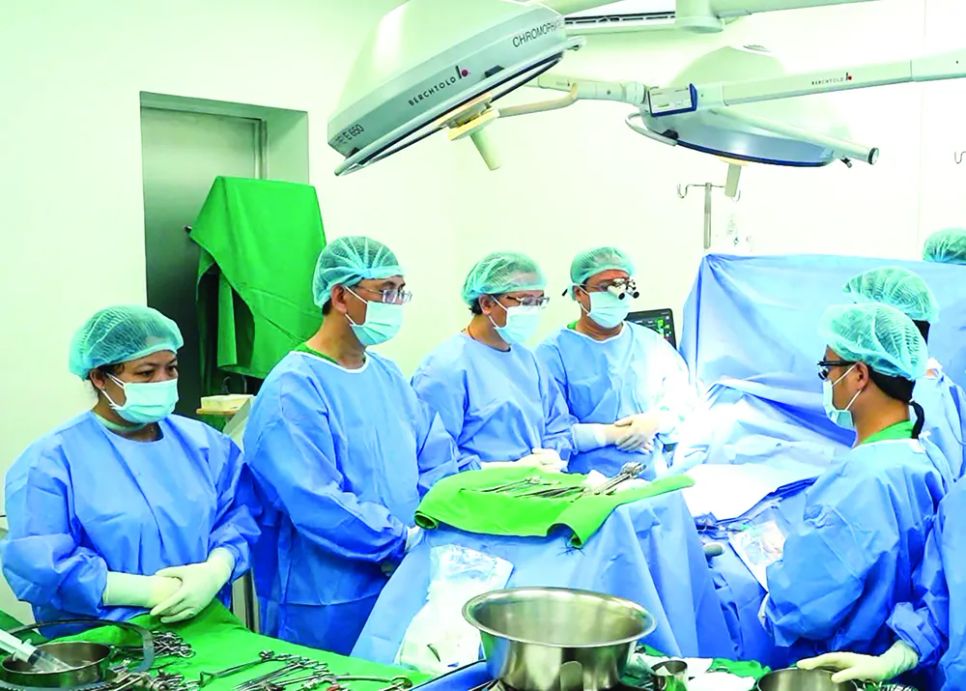 BSCK2 Nguyễn Thái An (thứ 3 từ trái sang) nói lời tri ân người chết não hiến tạng trước ca phẫu thuật