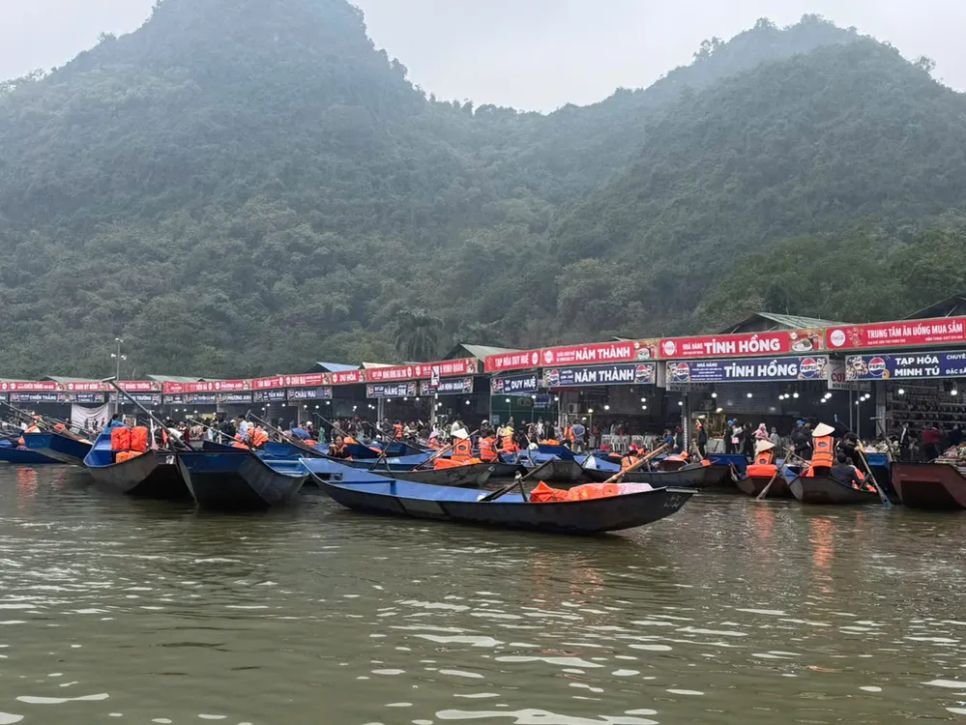 2 ngày đầu năm mới, chùa Hương đón 25.000 khách 2 ngày đầu năm mới, chùa Hương đón 25.000 khách
