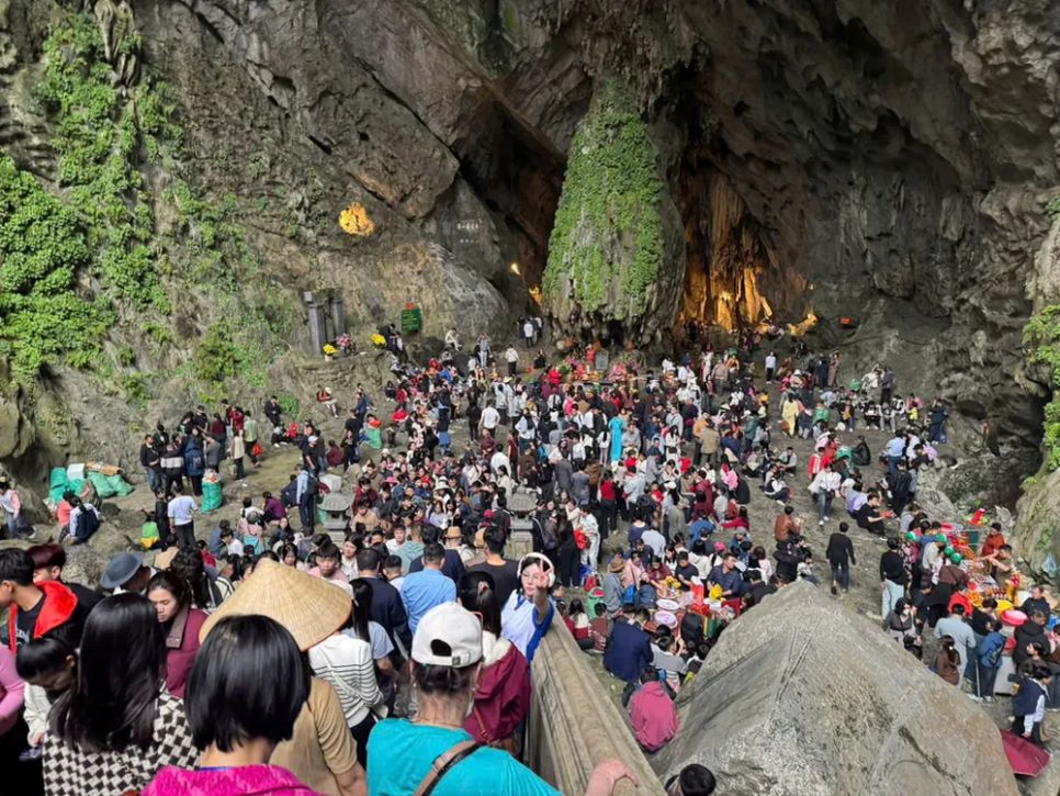 2 ngày đầu năm mới, chùa Hương đón 25.000 khách 2 ngày đầu năm mới, chùa Hương đón 25.000 khách