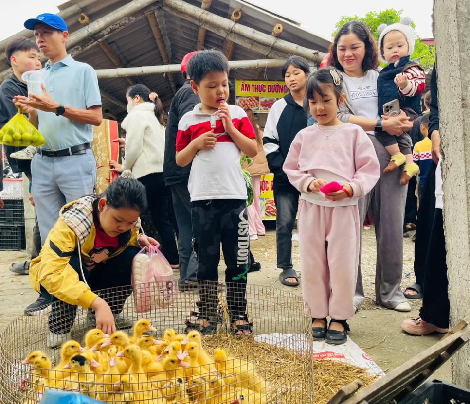 Du xuân khám phá chợ phiên Vé trăm năm tuổi