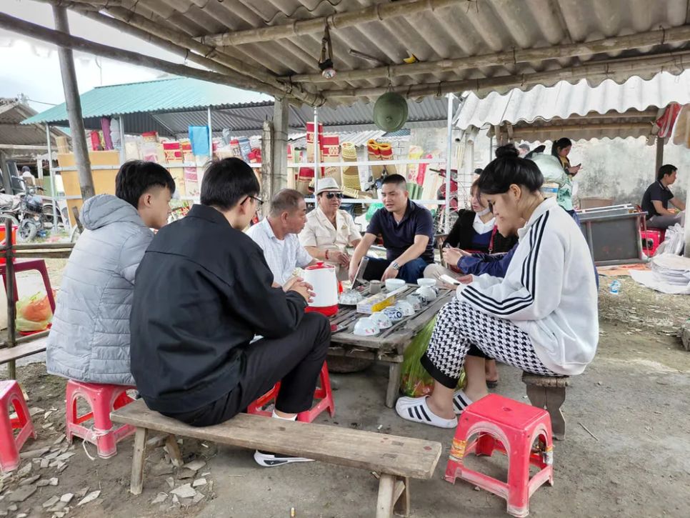 Du xuân khám phá chợ phiên Vé trăm năm tuổi