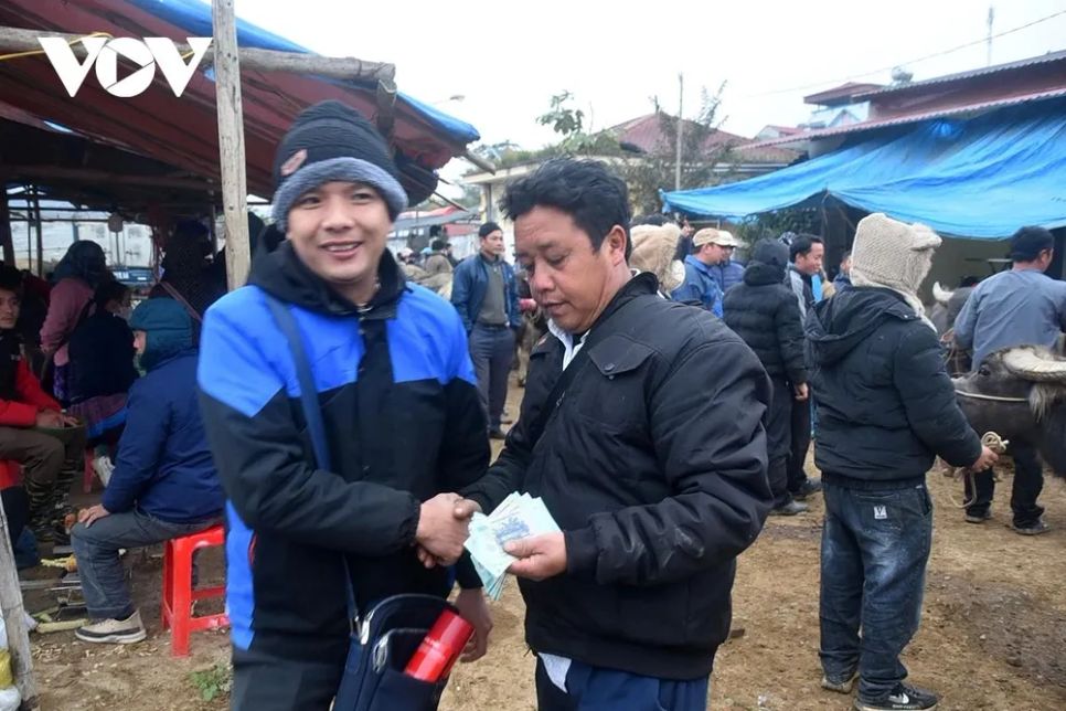 <p>Sau cái bắt tay chốt giá, một giao dịch thành công.</p>