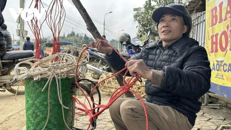 <p>Theo anh Vàng Văn Chẻ, người nhiều năm gắn bó với chợ ngựa, việc chọn ngựa lấy thịt không chỉ nhìn vóc dáng mà phải xem răng để đoán tuổi. Ngựa đã thay một răng, vào khoảng 4 năm tuổi, được coi là thời điểm cho thịt ngon nhất. Ngựa khỏe hay bệnh cũng lộ ra ở những chi tiết nhỏ: dịch mũi là dấu hiệu dễ nhận biết. Khi cho ngựa uống nước, cần phải giữ yên lặng, bởi chỉ một tiếng động mạnh cũng có thể khiến ngựa hoảng, sặc nước rồi sinh bệnh.</p>