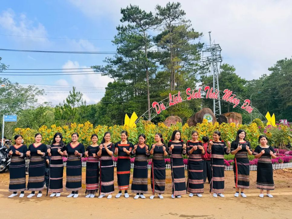 Biểu diễn múa xoang tại đường phố Măng Đen