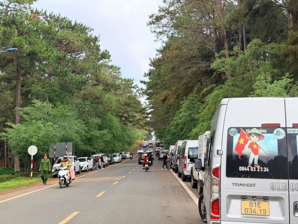 Du khách đến Măng Đen